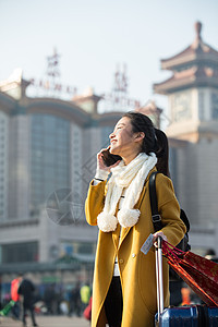 仅一个青年女人彩色图片附带的人物青年女人在站前广场图片