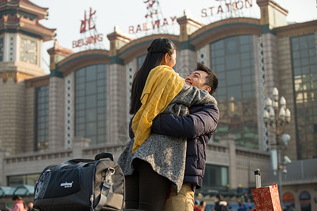 北京春节白昼中年男人青年人青年情侣在火车站背景