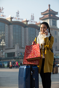 北京春节车站背包客表现积极青年女人在站前广场背景