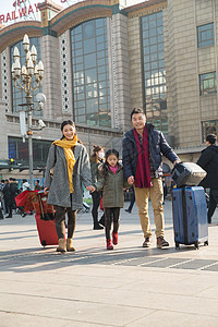 人旅行者新年幸福家庭在火车站图片