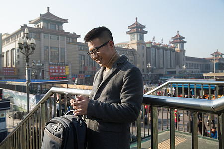 北京春运春节青年男人在火车站图片