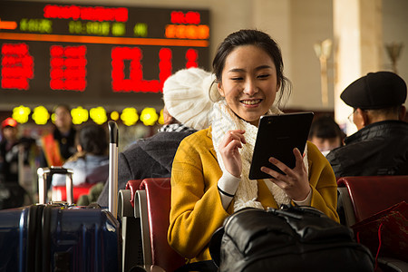 背包客春节公共交通青年女人在火车站图片