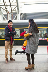 母亲旅途垂直构图幸福家庭在车站月台图片