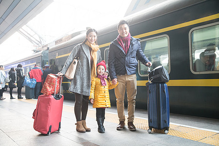 亚洲中年人核心家庭幸福家庭在车站月台图片