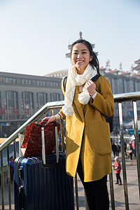 彩色图片建筑青年女人在站前广场图片