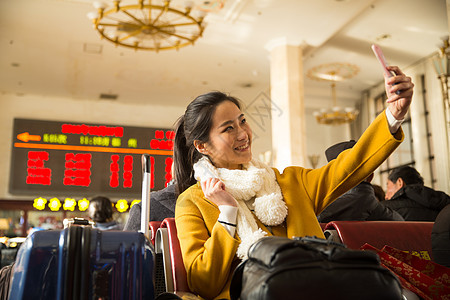 东亚行李度假青年女人在火车站图片