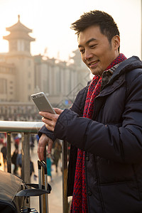 手机城市风光中年男人在火车站图片