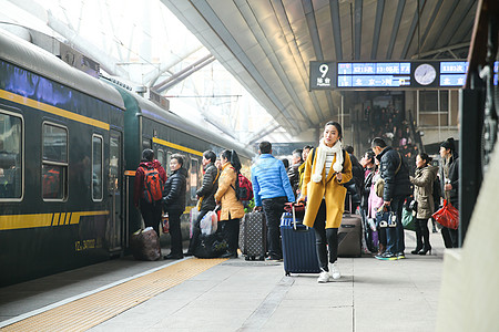 信心旅行箱青年女人在车站月台高清图片