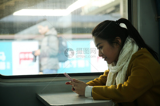 幸福旅游亚洲人青年女人在火车上图片