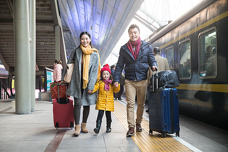 东亚儿童旅行的人幸福家庭在车站月台图片