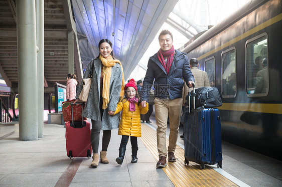 东亚儿童旅行的人幸福家庭在车站月台图片