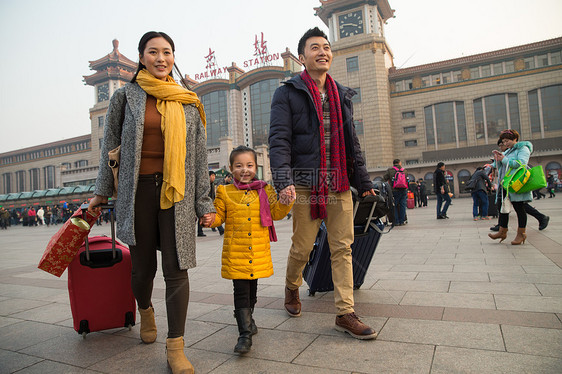 东亚过年旅行幸福家庭在站前广场图片