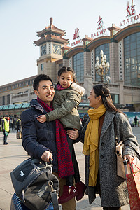 父亲青年人6岁到7岁幸福家庭在火车站图片