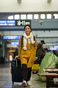 东亚人旅游青年女人在火车站图片