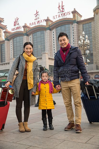 女儿探亲出发幸福家庭在站前广场图片