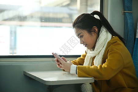 摄影旅行白昼青年女人在火车上背景