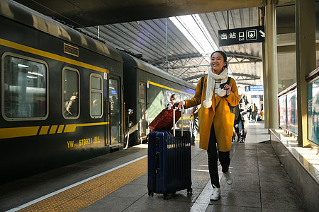 旅游摄影公共交通青年女人在车站月台图片