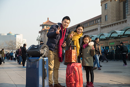 摄影亚洲人旅行幸福家庭在火车站图片