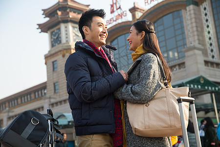 过年仅成年人新年青年男女在站前广场图片