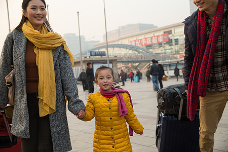 亚洲人行李旅行者幸福家庭在站前广场图片