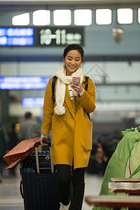 等待摄影城市青年女人在火车站图片