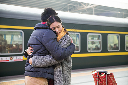 青年女人悲伤年轻情侣在火车站图片
