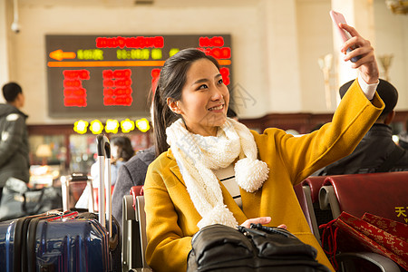 美女休闲装东方人青年女人在火车站图片