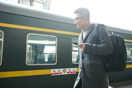 过年日光旅途青年男人在火车站图片