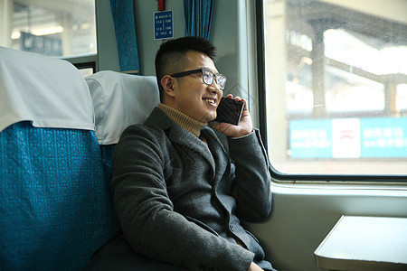 户内仅成年人亚洲青年男人在火车上图片