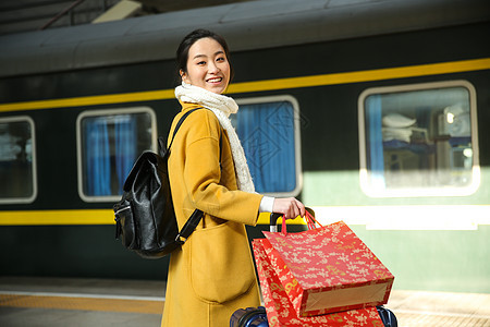 旅游幸福青年女人在车站月台图片