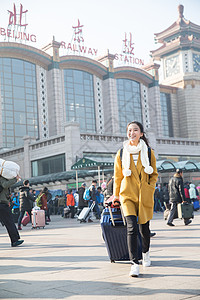 公共广场东方人仅成年人日光青年女人在站前广场背景