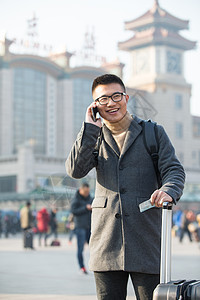 眼镜成年人回家青年男人在火车站图片