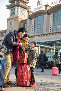 行李探亲30岁到34岁幸福家庭在火车站图片