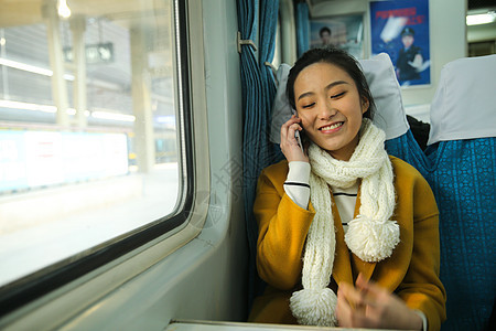 站着过年度假青年女人在火车上图片