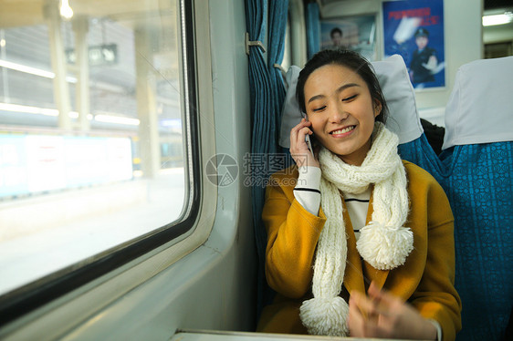 站着过年度假青年女人在火车上图片