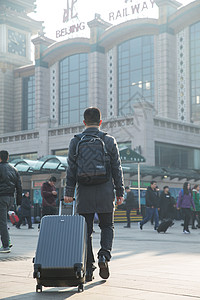 东亚回家日光青年男人在火车站图片