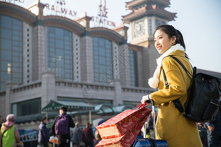 运送水平构图成年人青年女人在站前广场图片