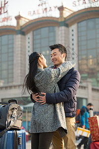 春节离开购物袋青年情侣在火车站图片