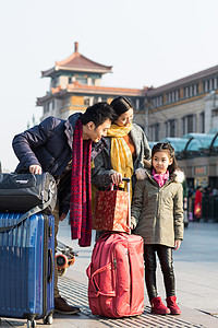 垂直构图过年城市风光幸福家庭在火车站图片