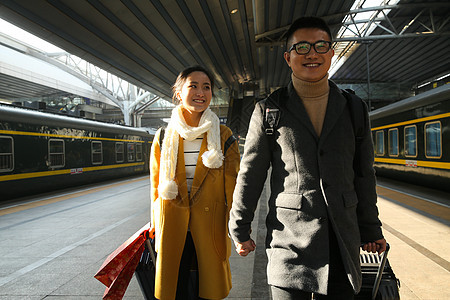 出发东亚乘客青年情侣在火车站图片