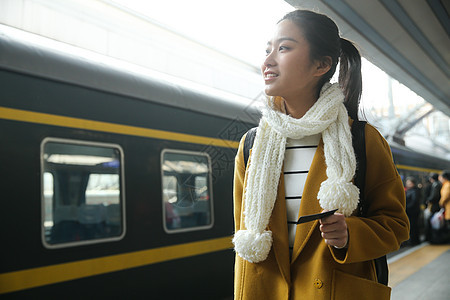 人回家旅行青年女人在车站月台图片