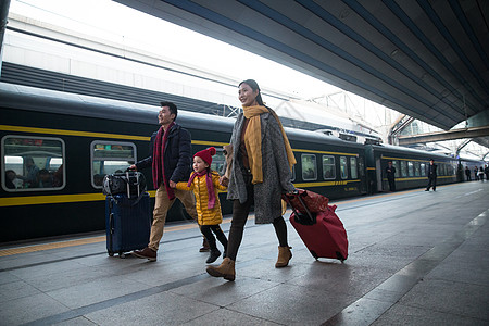 青年女人旅行青年人幸福家庭在车站月台图片