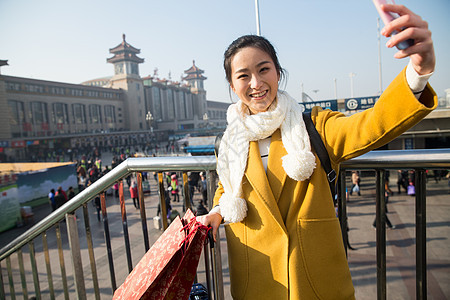 通讯北京旅途青年女人在站前广场图片