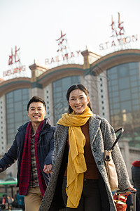 度假旅游情侣青年男女在站前广场图片