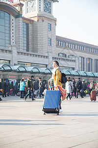 户外回家仅一个人青年女人在站前广场图片