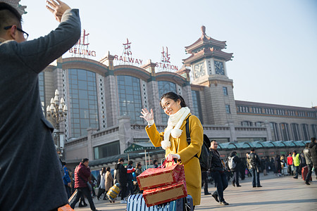 挥手摄影城市风光青年男女在火车站高清图片