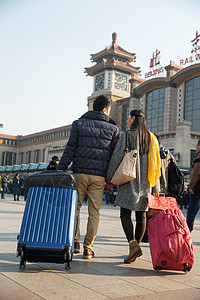 摄影回家旅游青年男女在站前广场图片