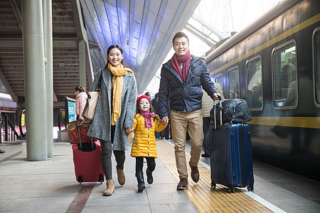 女儿白昼火车幸福家庭在车站月台图片