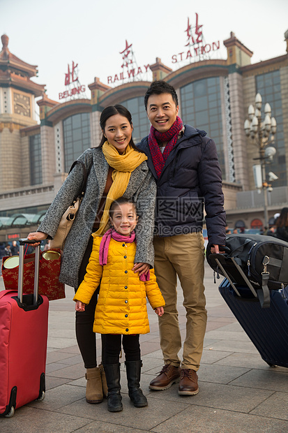 新年东方人5到6岁幸福家庭在站前广场图片