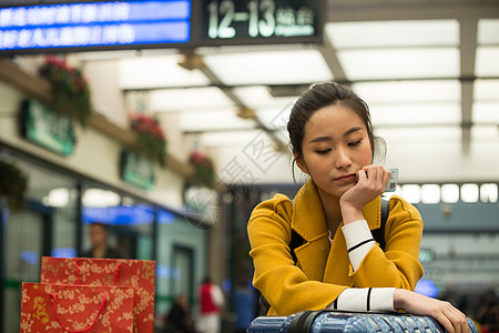 20到24岁旅行的人仅一个女人青年女人在火车站高清图片